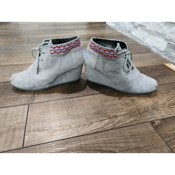 Toms Boots Womens 8 Desert Ankle Booties Grey Suede Round Toe Wedge Heels - Picture 2 of 10